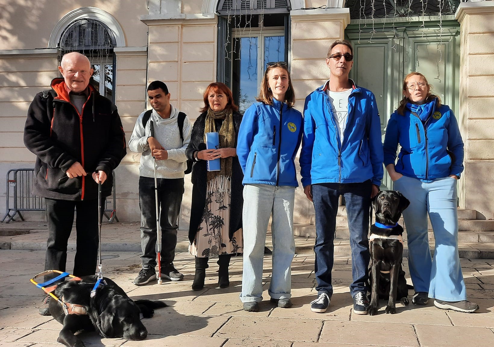 Le labrador UPPER va guider les pas de Jean-Luc