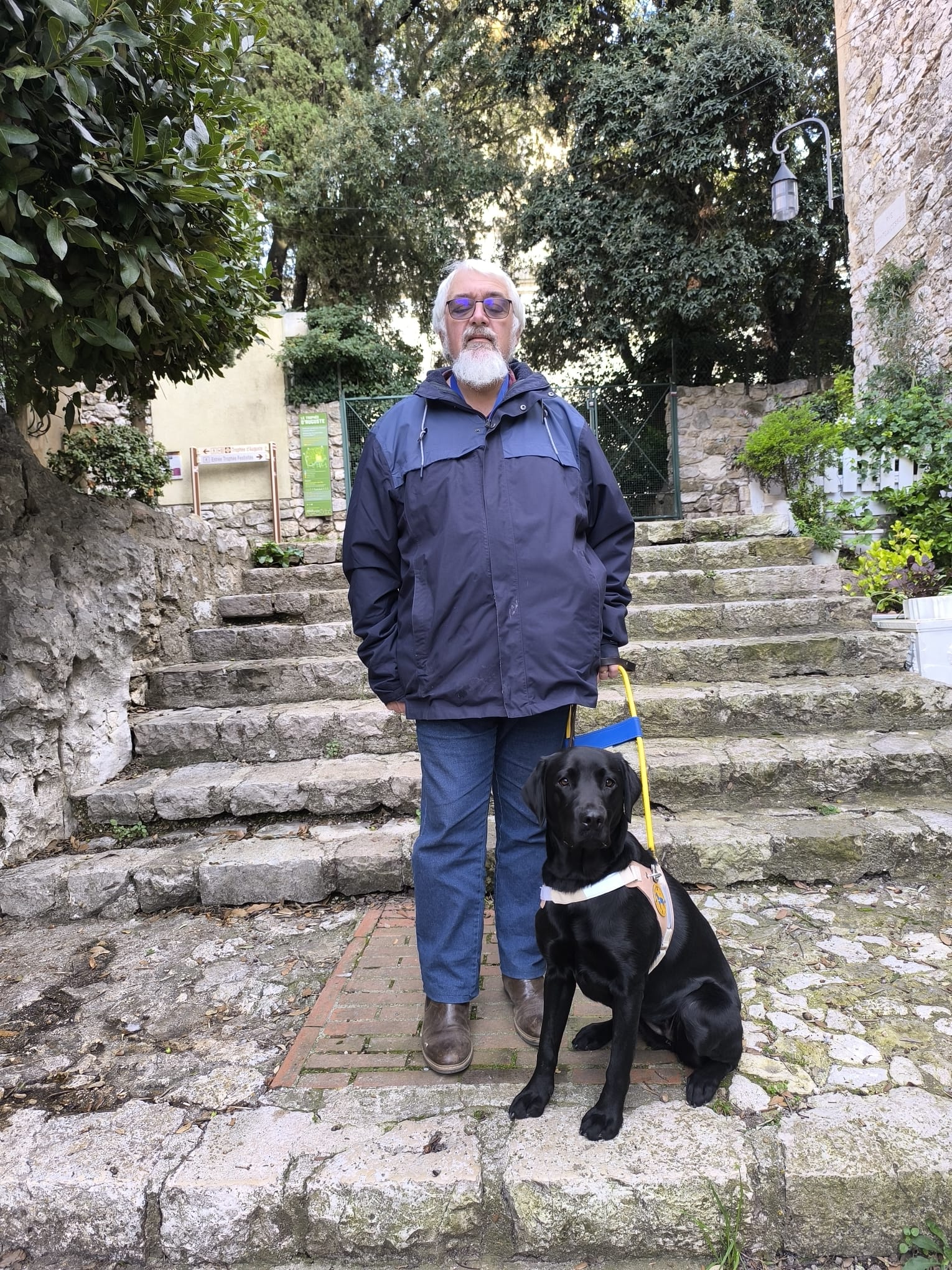 Philippe, malvoyant de naissance a reçu son chien guide TAYA pour Noël