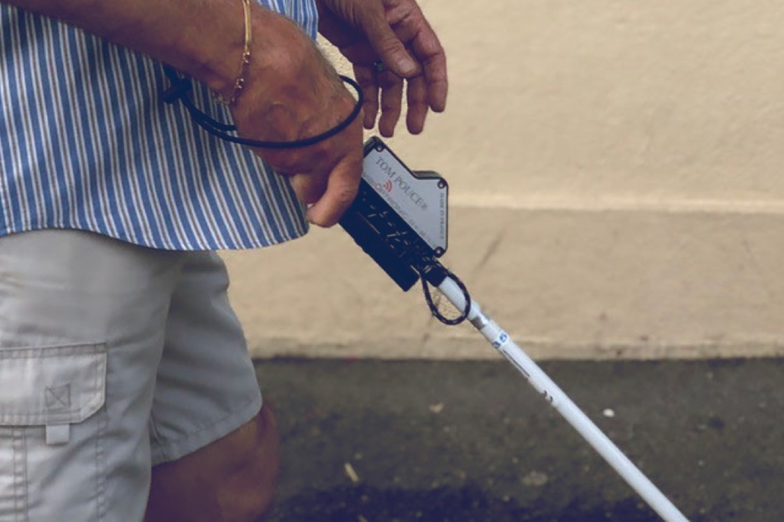 Personne malvoyante avec une canne électronique